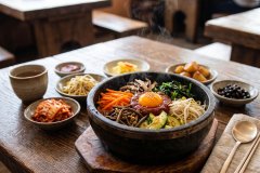 Bibimbap_served_on_restaurant_table_2K_20261007103426