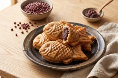 Bungeoppang_served_on_rustic_plate_2K_20261007114459