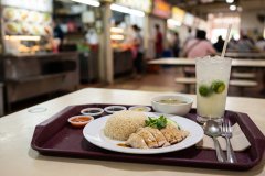 Chicken_rice_on_food_tray_2K_20261007100938
