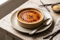 Creme_brulee_on_rustic_plate_2K_20261007113820