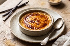 Creme_brulee_on_rustic_plate_2K_20261007114252