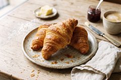 Croissants_served_on_rustic_plate_2K_20261007114255