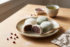 Daifuku_served_on_rustic_plate_2K_20261007113954