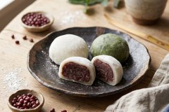 Daifuku_served_on_rustic_plate_2K_20261007114445