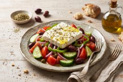 Greek_salad_on_plate_2K_20261007113856