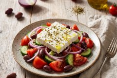 Greek_salad_on_plate_2K_20261007114345
