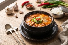 Kimchi_jjigae_on_rustic_plate_2K_20261007114005