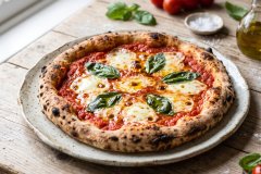 Margherita_pizza_on_plate_2K_20261007114237