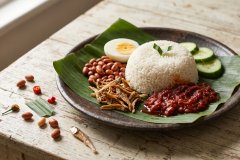 Nasi_lemak_on_banana_leaf_2K_20261007104819