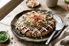 Okonomiyaki_served_on_plate_2K_20261007114437