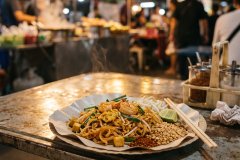 Pad_thai_at_night_market_2K_20261007101152
