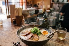 Tonkotsu_ramen_on_wooden_counter_2K_20261007101114