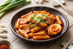 Tteokbokki_served_on_plate_2K_20261007114512