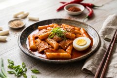 Tteokbokki_served_on_rustic_plate_2K_20261007114025